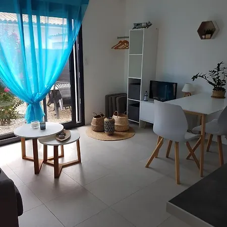 Studio Apartment *